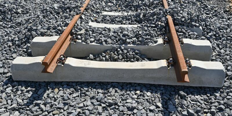 Schienen für ein neues Gleis an einer Baustelle der Bahn. - Foto: Patrick Pleul/dpa