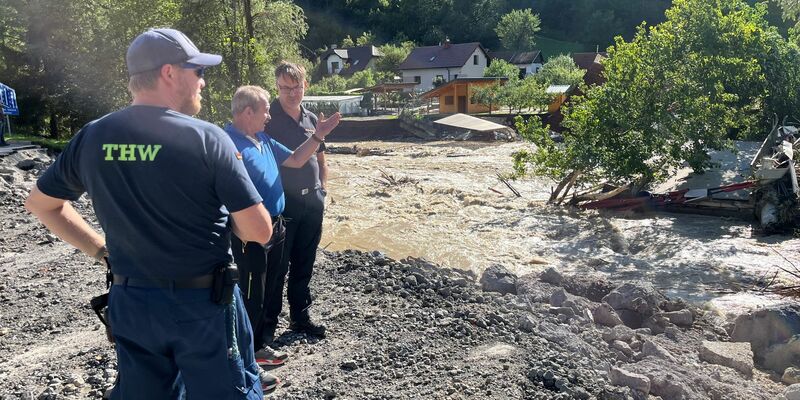Schäden an einer Brücke in der slowenischen Katastrophenregion. Slowenien hatte am Wochenende um Hilfe aus dem Ausland gebeten. - Foto: ---/Technisches Hilfswerk/dpa