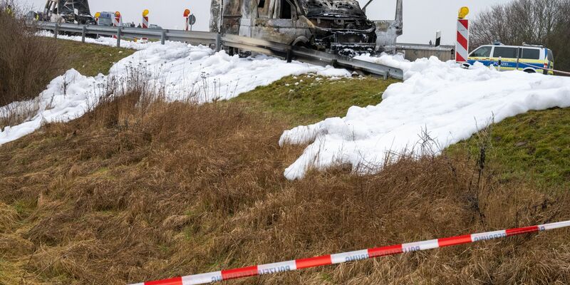 Der ausgebrannte Geldtransporter am 2. März an der Anschlussstelle Gützkow. - Foto: dpa