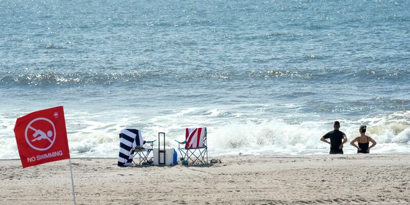 Der Strand von Rockaway wurde nach einem Hai-Angriff für einen Tag gesperrt. - Foto: Mary Altaffer/AP/dpa