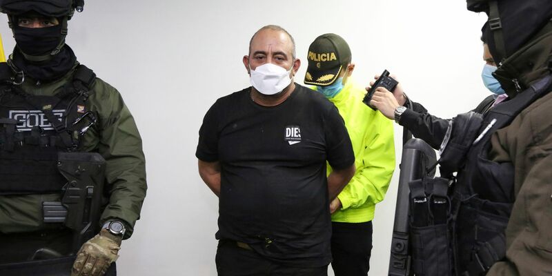 Dairo Antonio Usuga alias «Otoniel» wird im Oktober 2021 bei seiner Ankunft in Bogota in Handschellen abgeführt. - Foto: Uncredited/Colombia Police Press Office/AP/dpa/Archiv