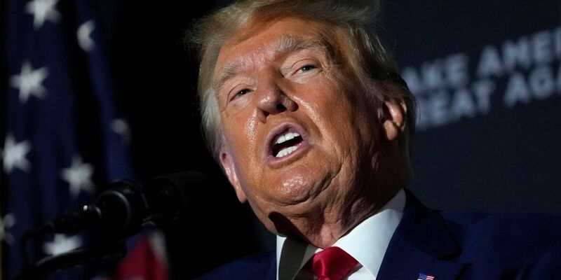 Der ehemalige US-Präsident Donald Trump wird wegen versuchter Wahlbeeinflussung angeklagt. - Foto: Robert F. Bukaty/AP/dpa