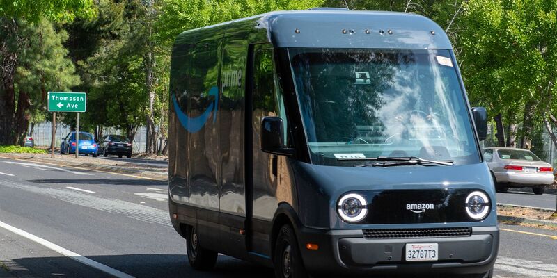 Ein speziell für Amazon entwickelter Elektro-Lieferwagen des Herstellers Rivian ist im kalifornischen Silicon Valley unterwegs. - Foto: Andrej Sokolow/dpa