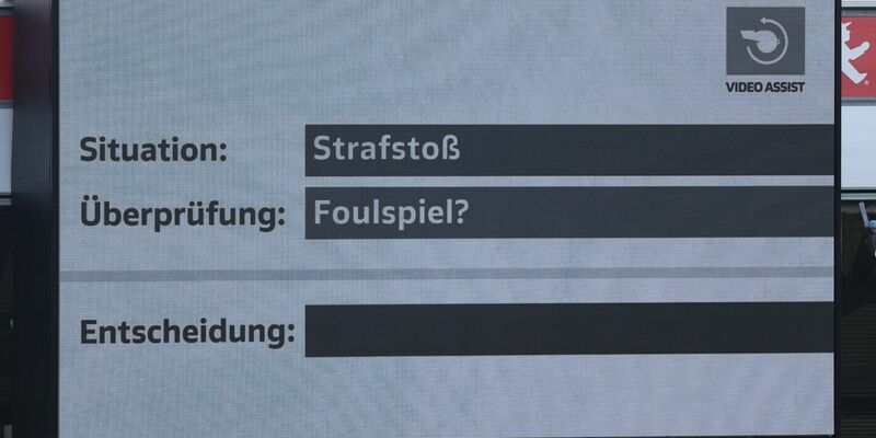 Der Videobeweis sorgt im Fußball weiter für Diskussionen. - Foto: Andreas Gora/dpa