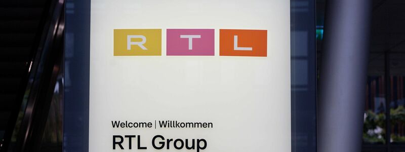 Ein Schild am Eingang des RTL-Gebäudes in Köln: Die RTL Group hat Halbjahreszahlen bekanntgegeben. - Foto: Henning Kaiser/dpa
