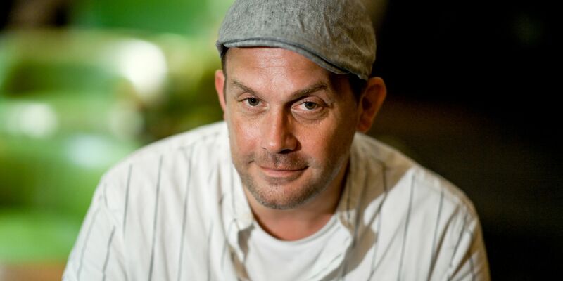 Schauspieler Sebastian Bezzel beim dpa-Interview in Berlin. - Foto: Britta Pedersen/dpa-Zentralbild/dpa