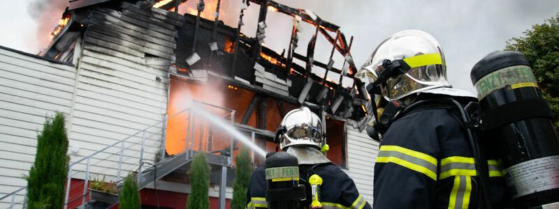 Feuerwehrleute löschen einen Brand in einer Ferienunterkunft in Ostfrankreich. - Foto: Patrick Kerber/dpa