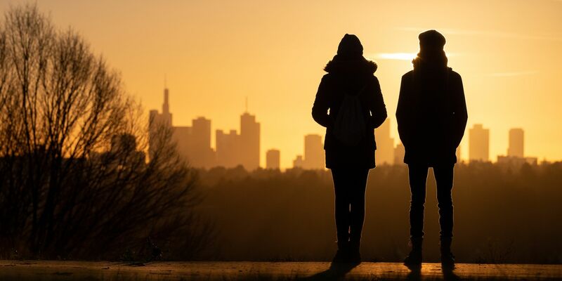 «Florierende Großstädte ziehen durch ihre guten Jobmöglichkeiten eher gesunde und qualifizierte Bevölkerungsgruppen an, während strukturschwache Regionen weniger attraktiv für diese Menschen sind», erklärt ein Forscher vom BiB. - Foto: Sebastian Gollnow/dpa