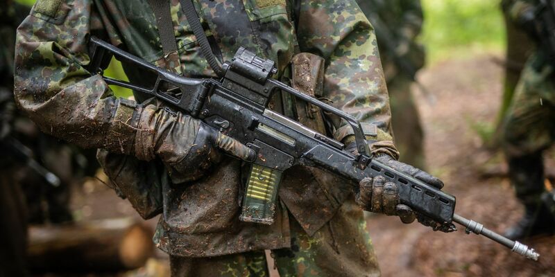 Laut Ifo-Institut sind aus dem 100 Milliarden starken Sondervermögen für die Bundeswehr bis Mitte 2023 erst 1,2 Milliarden Euro abgeflossen (Symbolfoto). - Foto: Christoph Schmidt/dpa