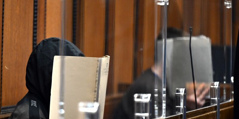 Zwei der drei Angeklagten im Gerichtssaal in Mönchengladbach. - Foto: Federico Gambarini/dpa