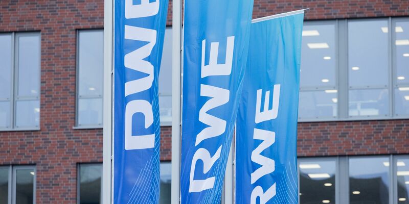 Flaggen wehen vor der Konzernzentrale des Energiekonzerns RWE.  - Foto: Rolf Vennenbernd/dpa