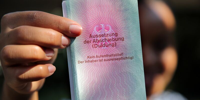 Geduldete sind Menschen, die zwar ausreisepflichtig sind, aber aus bestimmten Gründen nicht abgeschoben werden können. - Foto: Wolfgang Kumm/dpa