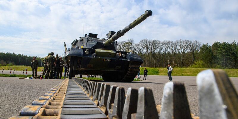 Ukrainische Soldaten arbeiten an einem Kampfpanzer vom Typ Leopard 1 A5. - Foto: Klaus-Dietmar Gabbert/dpa