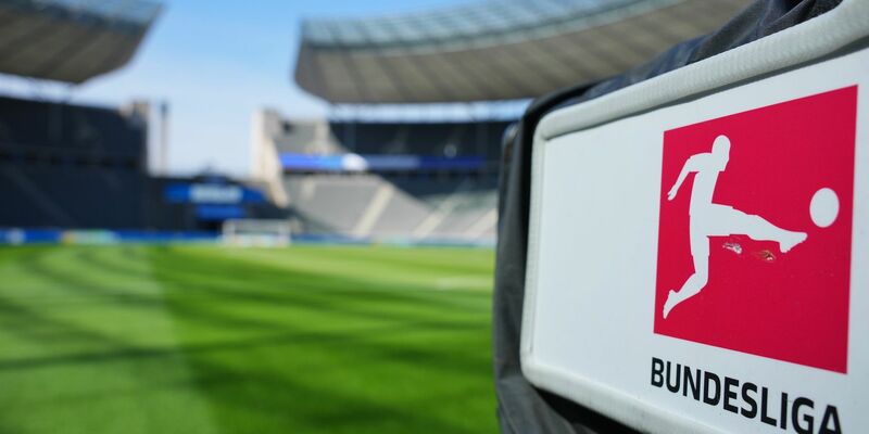 Fußball im TV ist für Fans ein teurer Spaß und durch mehrere Anbieter auch unübersichtlich. - Foto: Soeren Stache/dpa