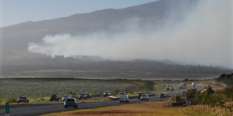 Rauch weht über den Hang des Vulkans Haleakala auf Hawaii von einem Feuer im Landesinneren. - Foto: Matthew Thayer/The Maui News/AP