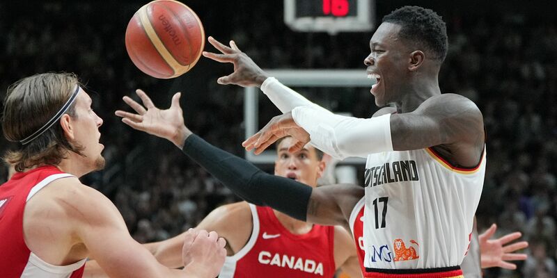 Dennis Schröder (r) setzte sich mit dem DBB-Team gegen Kanada durch. - Foto: Soeren Stache/dpa