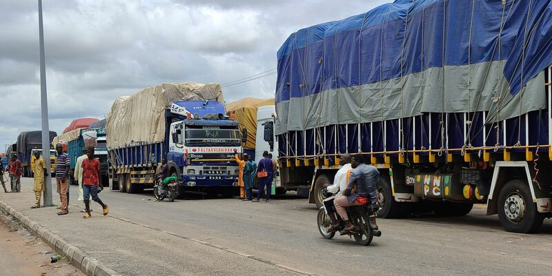 Lastwagen stehen an der Grenze zwischen Nigeria und Niger. - Foto: Mohammed Babangida/AP/dpa