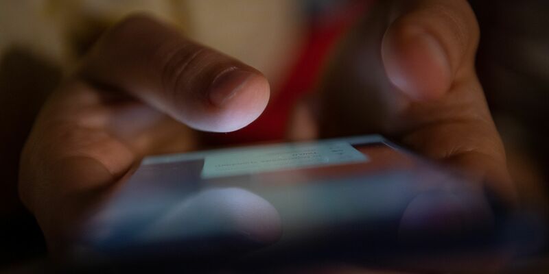 Viele EU-Bürger sind häufig verunsichert, ob die im Internet aufgenommenen Informationen stimmen. - Foto: Sebastian Gollnow/dpa/dpa-tmn