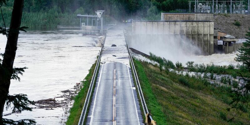 In das Kraftwerk Braskreidfoss ist nach einem Unwetter Wasser eingedrungen. - Foto: Cornelius Poppe/NTB Scanpix/AP/dpa