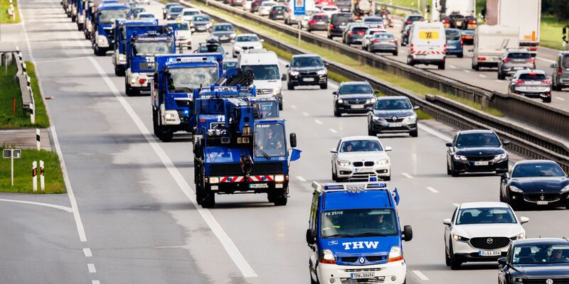 Fahrzeuge verschiedener bayerischer Ortsverbände des THW fahren mit Materialien zum Brückenbau über die Autobahn 8 in Richtung Slowenien. - Foto: Matthias Balk/dpa