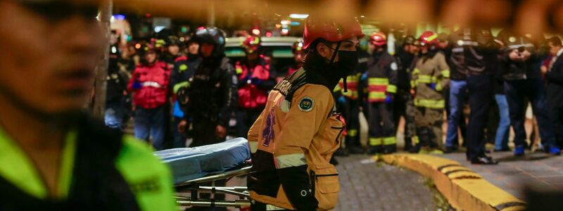 Polizei und Rettungskräfte stehen vor dem Krankenhaus in das mehrere Verletzte nach dem Anschlag eingeliefert wurden. - Foto: Juan Diego Montenegro/AP/dpa