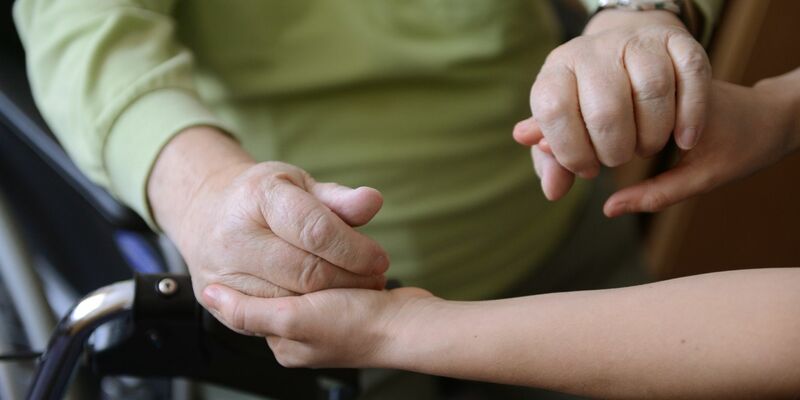 Laut Statistischem Bundesamt gibt es in Deutschland rund fünf Millionen Pflegebedürftige. Die weitaus meisten werden zu Hause versorgt. - Foto: Jens Kalaene/dpa-Zentralbild/dpa