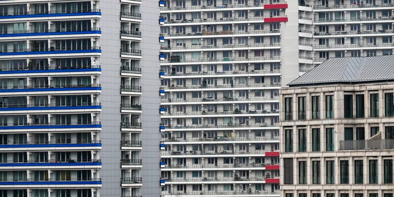 Mehrgeschossige Wohnhäuser in Berlin. In der Bundeshauptstadt sanken die Wohnimmobilienpreise am geringsten unter allen Großstädten. Gleichzeitig legten die Mieten besonders kräftig zu. - Foto: Soeren Stache/dpa