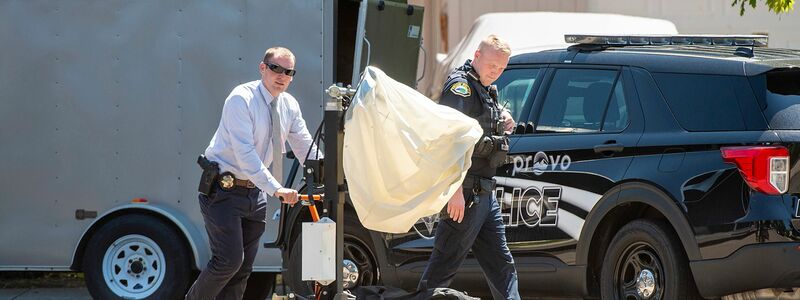 Beamte untersuchen ein Haus in Provo im US-Bundesstaat Utah. Ein Mann wurde dort von FBI-Beamten während einer Hausdurchsuchung erschossen. - Foto: Chris Samuels/The Salt Lake Tribune via AP/dpa