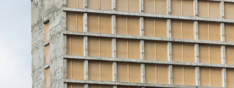 Blick auf ein Hochhaus nach einer Asbest Sanierung. In Wohngebäuden in Deutschland schlummern, laut der Industriegewerkschaft Bauen-Agrar-Umwelt, Millionen Tonnen krebserregendes Asbest. - Foto: Rolf Vennenbernd/dpa