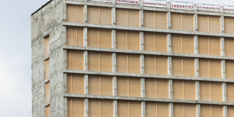 Blick auf ein Hochhaus nach einer Asbest Sanierung. In Wohngebäuden in Deutschland schlummern, laut der Industriegewerkschaft Bauen-Agrar-Umwelt, Millionen Tonnen krebserregendes Asbest. - Foto: Rolf Vennenbernd/dpa