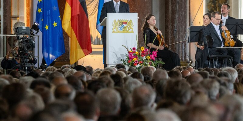 Bundespräsident Frank-Walter Steinmeier spricht beim Festakt zum 75. Jahrestag des Verfassungskonvent im Spiegelsaal des Neuen Schlosses auf der Insel Herrenchiemsee. - Foto: Peter Kneffel/dpa