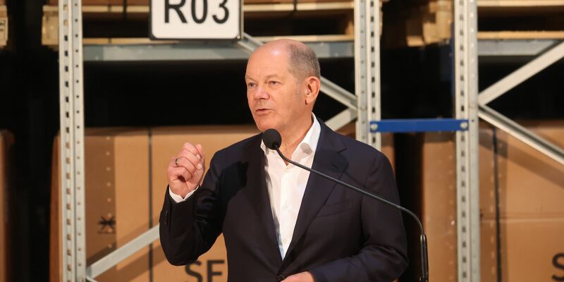 Kanzler Olaf Scholz nennt die Fachkräftegewinnung für Deutschland bei einem Firmabesuch der SEALABLE Solutions GmbH im thüringischem Waltershausen «lösbar». - Foto: Bodo Schackow/dpa
