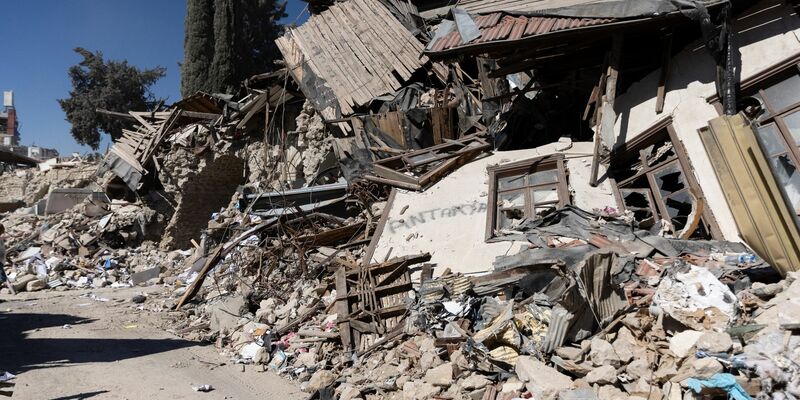 Trümmer liegen in der türkischen Stadt Antakya, wo ein heftiges Erdbeben im Februar schwere Schäden anrichtete. - Foto: Bradley Secker/dpa