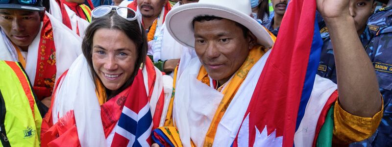 Die Bergsteigerin Kristin Harila (l) und Sherpa-Führer Tenjen Lama (r) kommen in Kathmandu an. - Foto: Niranjan Shrestha/AP/dpa
