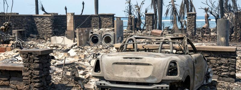 Die Trümmer des Waldbrandes in Lahaina. - Foto: Tiffany Kidder Winn/via AP/dpa