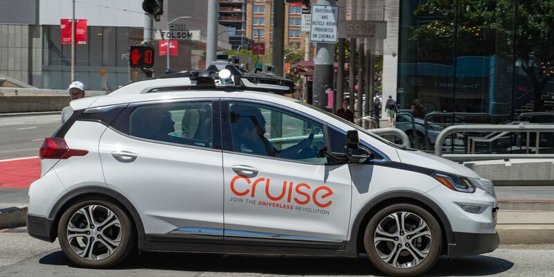 Ein selbstfahrendes Auto der General-Motors-Tochterfirma Cruise ist im Straßenverkehr unterwegs. - Foto: Andrej Sokolow/dpa