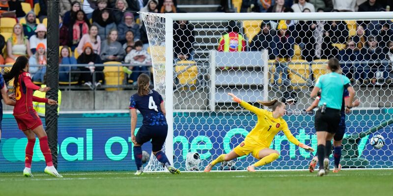 Die Spanierin Salma Paralluelo (l) trifft ins Tor während der Verlängerung. - Foto: Alessandra Tarantino/AP/dpa