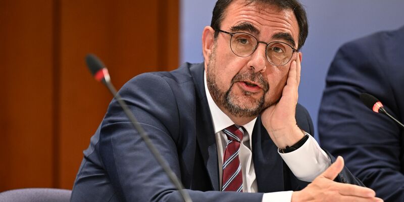 Bayerns Gesundheitsminister Klaus Holetschek setzt sich für einen Lohnersatz für pflegende Angehörige ein. - Foto: Felix Kästle/dpa