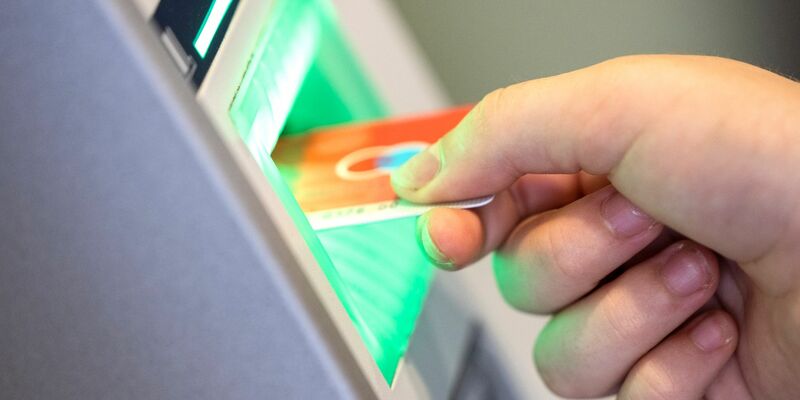 Der BGH hatte am 27. April 2021 entschieden, dass Kreditinstitute bei Änderungen von Allgemeinen Geschäftsbedingungen die Zustimmung ihrer Kundinnen und Kunden einholen müssen. - Foto: Thomas Banneyer/dpa