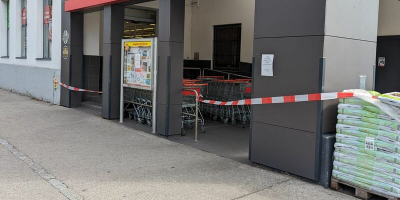 Nach einer Spinnensichtung ist der Supermarkt in Krems an der Donau tagelang geschlossen. - Foto: Unbekannt/FEUERWEHR KREMS/APA/dpa