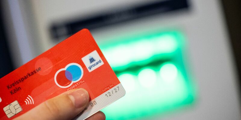 Einen Monat nach dem Ausgabestopp für neue Maestro-Karten wurden bereits rund 2,8 Millionen Karten mit einer alternativen Zahlfunktion ausgegeben. - Foto: Thomas Banneyer/dpa