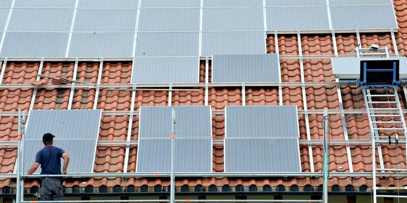 Solaranlagen auf dem Hausdach werden auch zur Miete angeboten. Dabei können die Kosten aber höher ausfallen. - Foto: Rolf Haid/dpa