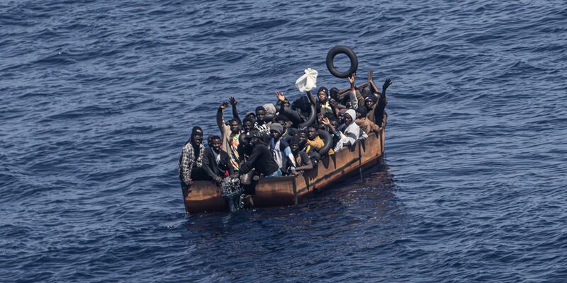 Migranten sind auf dem Weg von der Nordküste Afrikas zur italienischen Insel Lampedusa (Archivbild). Grünen-Innenpolitiker Pahlke plädiert für den Einsatz der Bundespolizei zur Seenotrettung im Mittelmeer. - Foto: Oliver Weiken/dpa