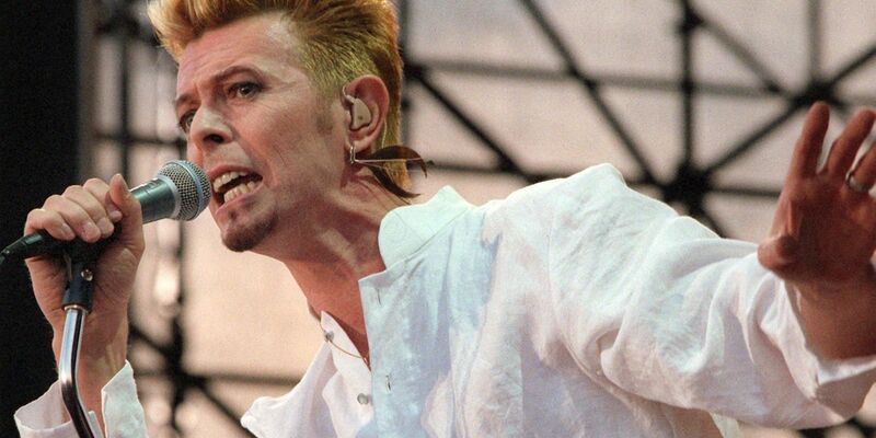 Der britische Musiker David Bowie auf der Bühne (1997). - Foto: Markus Beck/dpa