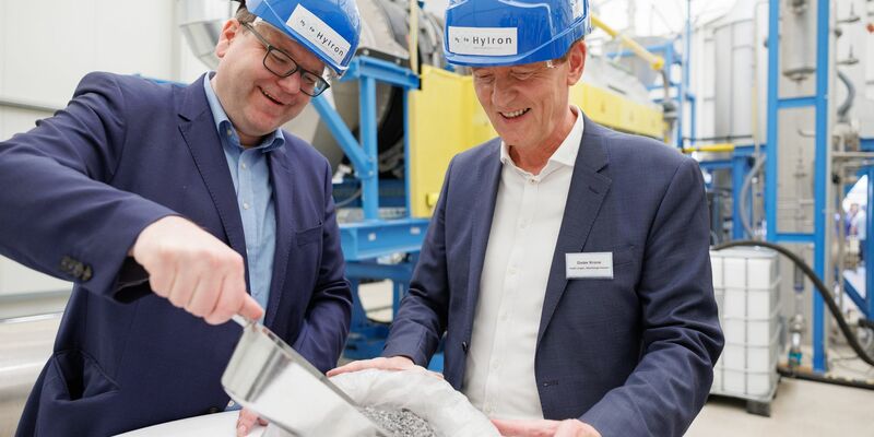 Niedersachens Umweltminister Christian Meyer (l) und Lingens Bürgermeister Dieter Krone bei der Inbetriebnahme der Wasserstoff-Direktreduktionsanlage. - Foto: Friso Gentsch/dpa