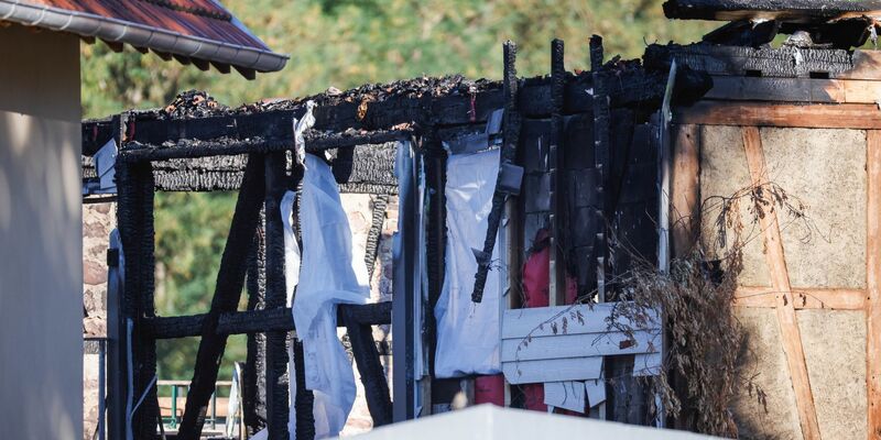 Nach dem Brand in einer Ferienunterkunft mit mehreren Toten im Elsass ermitteln die Behörden weiter. - Foto: Philipp von Ditfurth/dpa