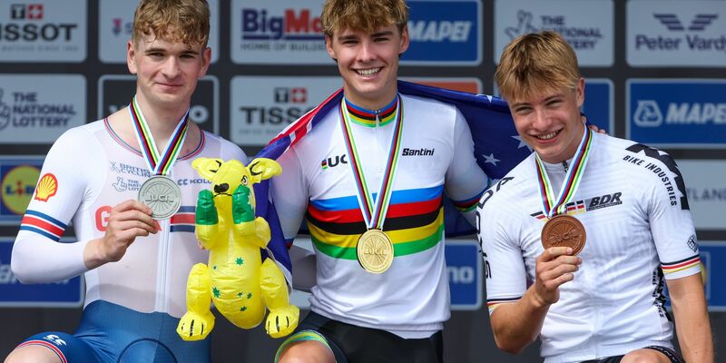 Ben Wiggins (l-r), Zweiter aus Großbritannien, Oscar Chamberlain, Erster aus Australien, und Louis Leidert, Dritter aus Deutschland, präsentieren ihre Medaillen. - Foto: David Pintens/Belga/dpa