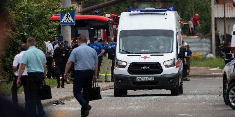 Ein Krankenwagen verlässt den Ort der Explosion  am Sagorsker Optisch-Mechanischen Werk. - Foto: Bai Xueqi/XinHua/dpa