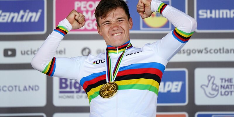 Der Belgier Remco Evenepoel jubelt nach seinem Sieg auf dem Podium. - Foto: Tim Goode/PA Wire/dpa