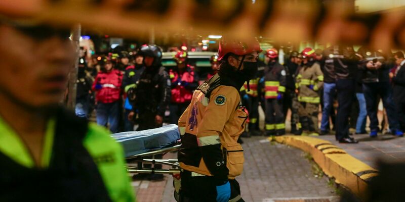 Einsatzkräfte vor dem Krankenhaus, in das nach dem Anschlag mehrere Verletzte eingeliefert wurden. - Foto: Juan Diego Montenegro/AP/dpa